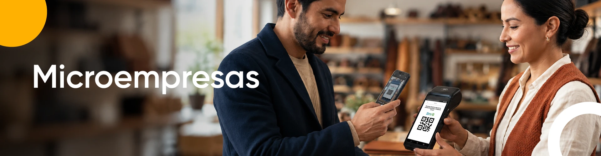 Cliente realizando un pago digital en comercio aliado con CCO Credibanco.