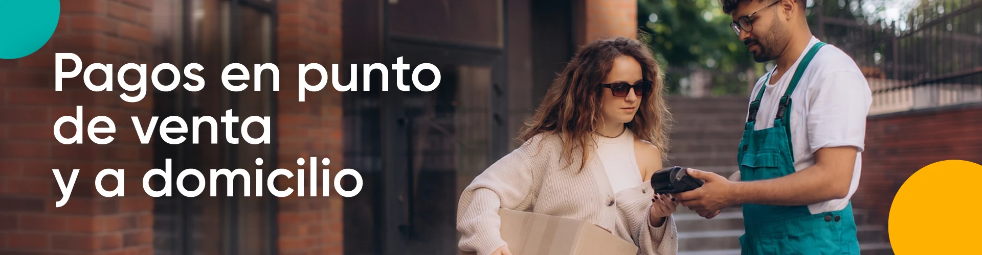 Cliente realizando un pago digital en comercio aliado con CCO Credibanco.