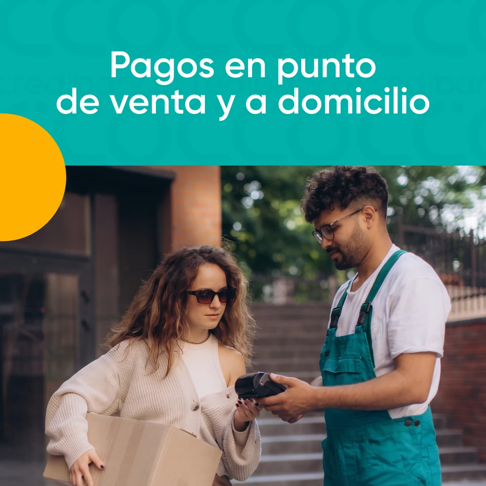 Banner con el texto “Pagos en punto de venta y a domicilio”. Una mujer sostiene una caja mientras un repartidor utiliza una terminal de pago portátil.