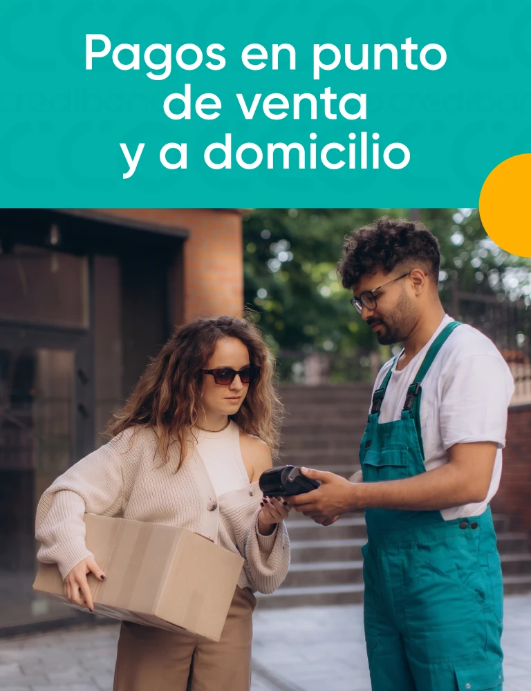 Banner con el texto “Pagos en punto de venta y a domicilio”. Una mujer sostiene una caja mientras un repartidor utiliza una terminal de pago portátil.