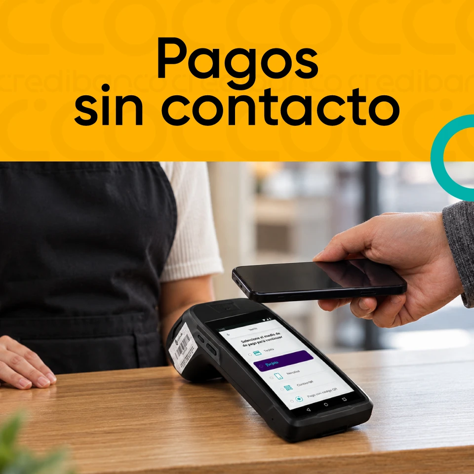 Banner con el texto “Pagos sin contacto”. Una persona acerca un teléfono celular a una terminal de pago sobre un mostrador, mientras una persona encargada del comercio atiende la transacción.
