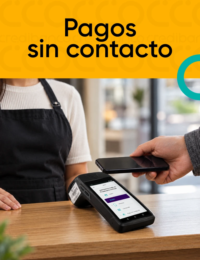 Banner con el texto “Pagos sin contacto”. Una persona acerca un teléfono celular a una terminal de pago sobre un mostrador, mientras una persona encargada del comercio atiende la transacción.