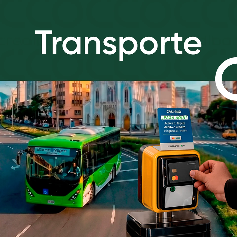 Banner de transporte público con un autobús verde circulando por una ciudad y un dispositivo de pago sin contacto en primer plano, junto a una mano acercando una tarjeta. En la parte superior aparece el título “Transporte”.