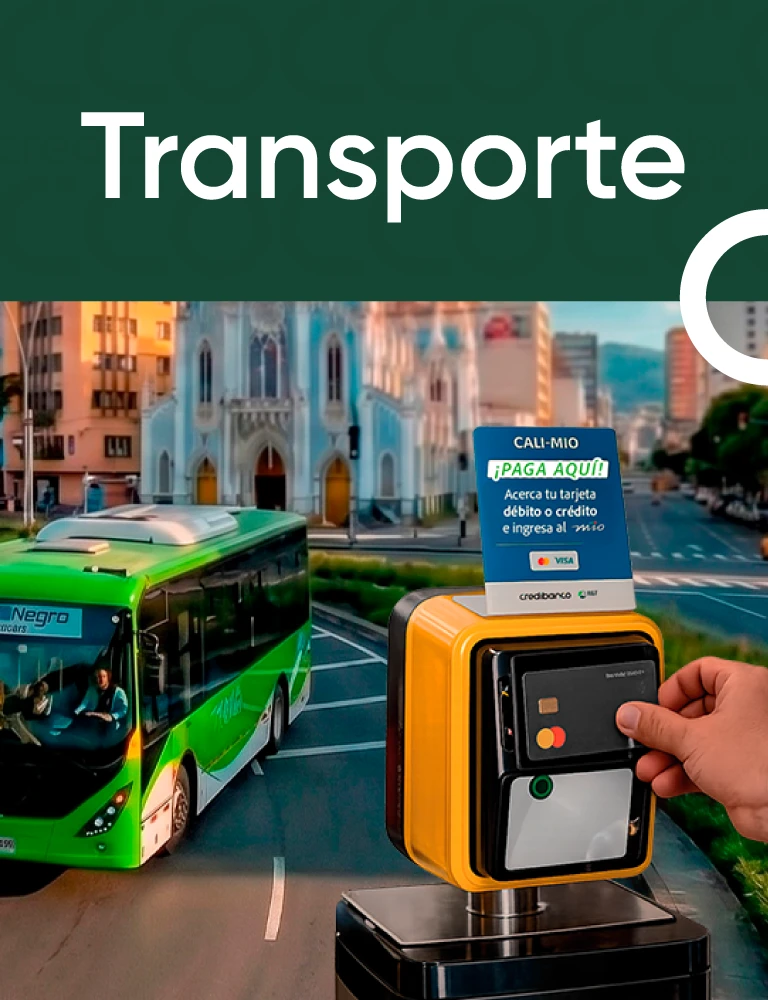 Banner de transporte público con un autobús verde circulando por una ciudad y un dispositivo de pago sin contacto en primer plano, junto a una mano acercando una tarjeta. En la parte superior aparece el título “Transporte”.