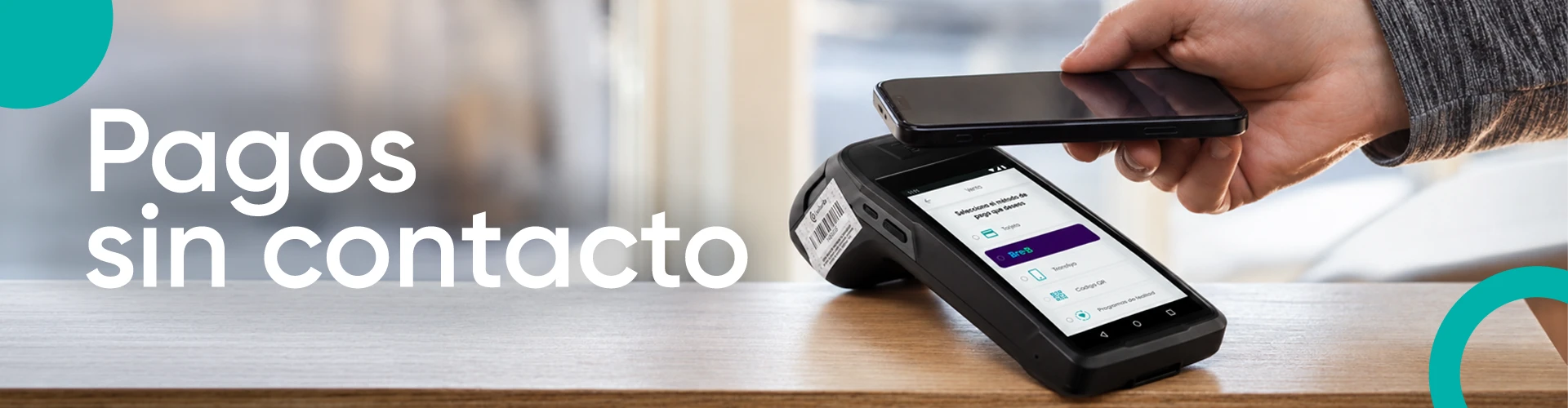 Cliente realizando un pago digital en comercio aliado con CCO Credibanco.