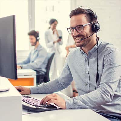 Hombre operador telefónico