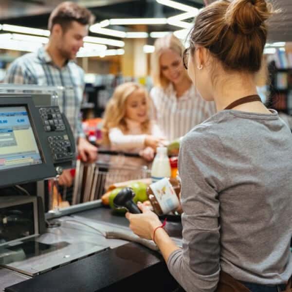 Mujer en caja registradora