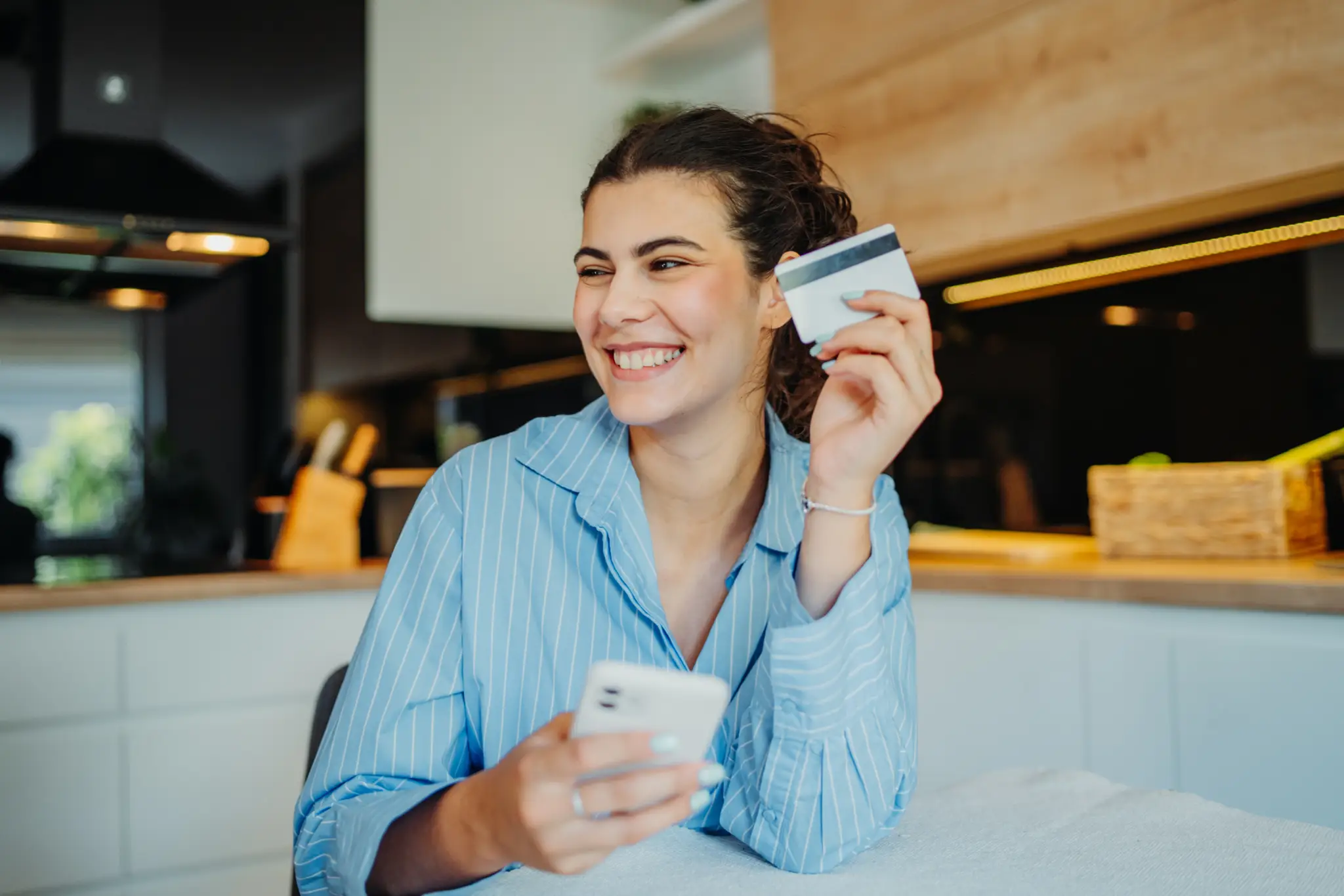 cliente-satisfecho-con-dcc-de-credibanco