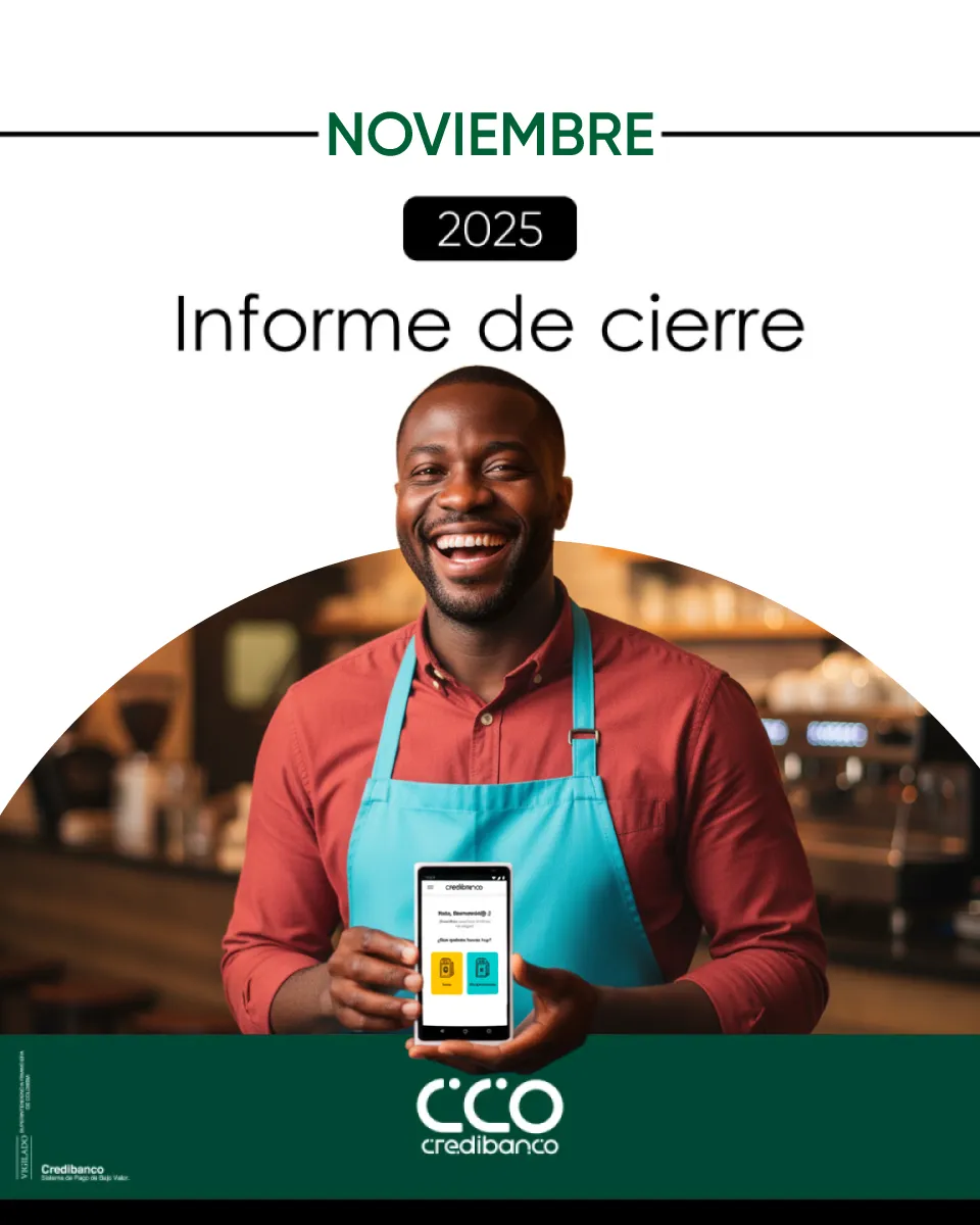 Imagen promocional con fondo claro que dice ‘NOVIEMBRE 2025 – Informe de cierre’. En el centro aparece un hombre sonriente con camisa roja y delantal turquesa, sosteniendo un celular con la pantalla visible. En la parte inferior se ve el logo de Credibanco sobre una franja verde.