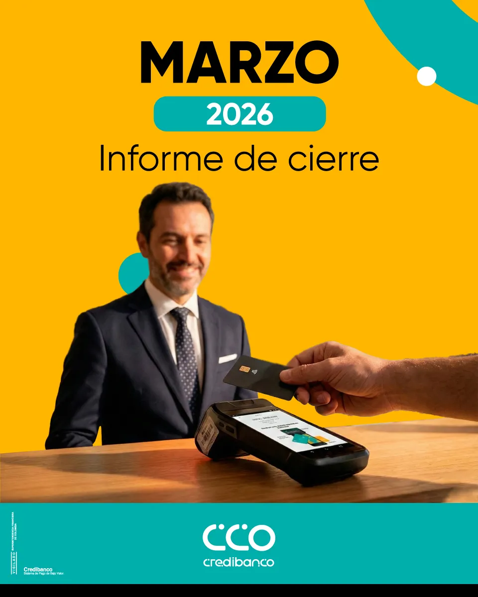 Imagen promocional con el texto ‘Marzo 2026 Informe de cierre’, donde un cliente paga con tarjeta en un datáfono mientras un asesor sonríe al fondo.