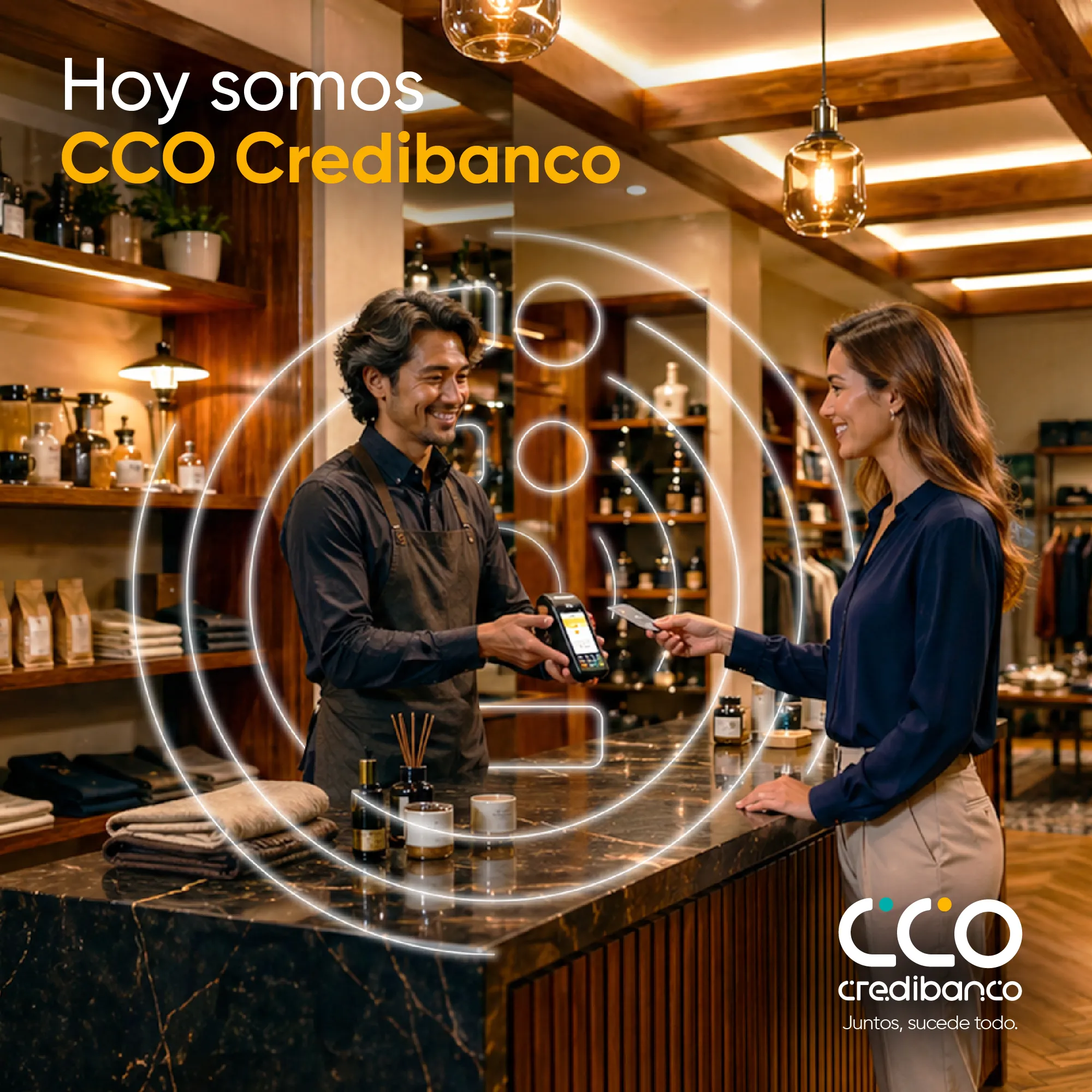 Cliente realizando un pago digital en comercio aliado con CCO Credibanco.