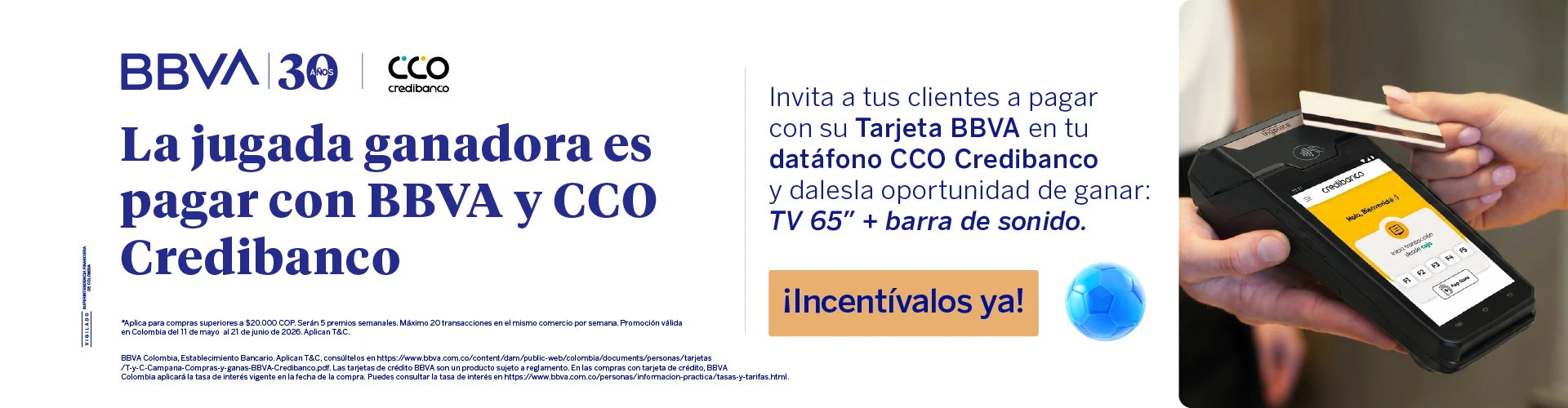 Cliente realizando un pago digital en comercio aliado con CCO Credibanco.