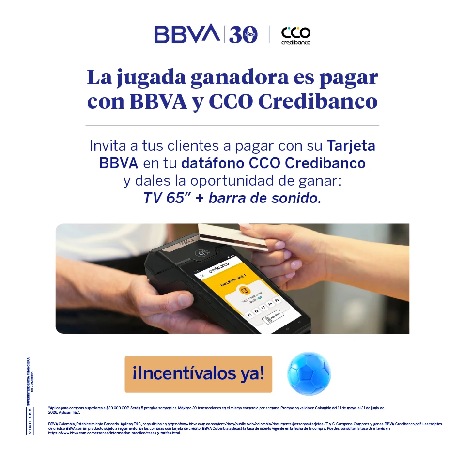 Banner promocional de BBVA y CCO Credibanco que invita a los comercios a incentivar pagos con tarjeta BBVA en datáfonos Credibanco para participar por premios como un televisor de 65 pulgadas y una barra de sonido. A la derecha se ve una persona realizando un pago contactless en un datáfono.