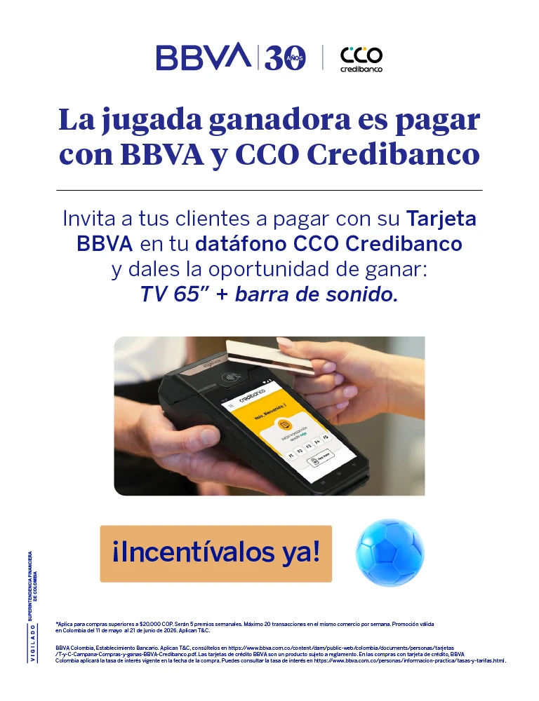 Banner promocional de BBVA y CCO Credibanco que invita a los comercios a incentivar pagos con tarjeta BBVA en datáfonos Credibanco para participar por premios como un televisor de 65 pulgadas y una barra de sonido. A la derecha se ve una persona realizando un pago contactless en un datáfono.