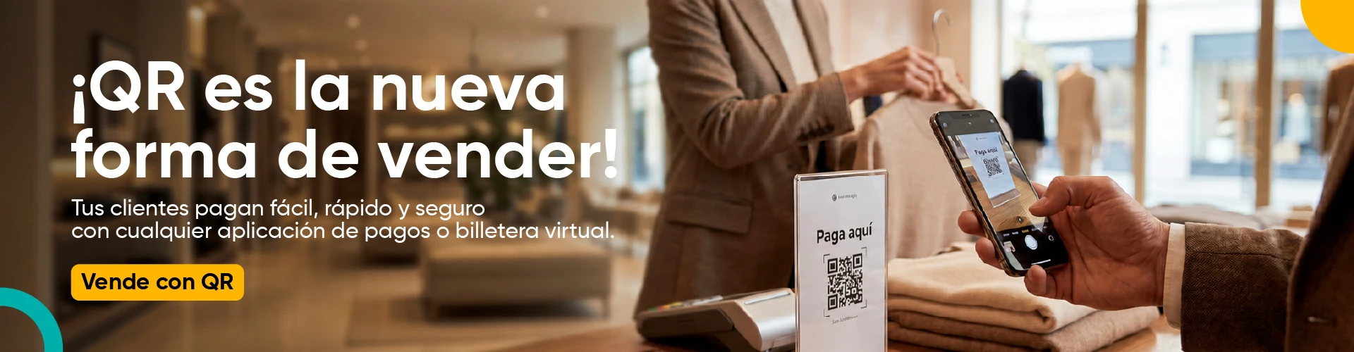 Cliente realizando un pago digital en comercio aliado con CCO Credibanco.