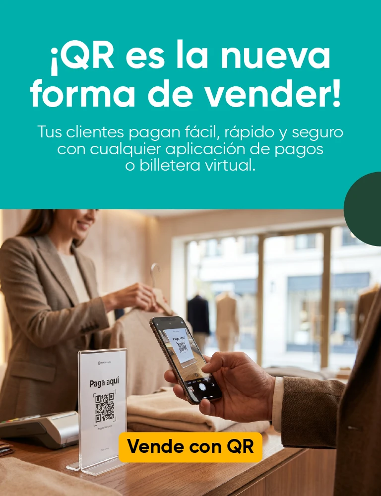 Banner promocional sobre pagos con código QR con el texto ‘¡QR es la nueva forma de vender!’. En la imagen, un cliente escanea un código QR con su celular en el mostrador de una tienda de ropa mientras una vendedora atiende detrás del mostrador.