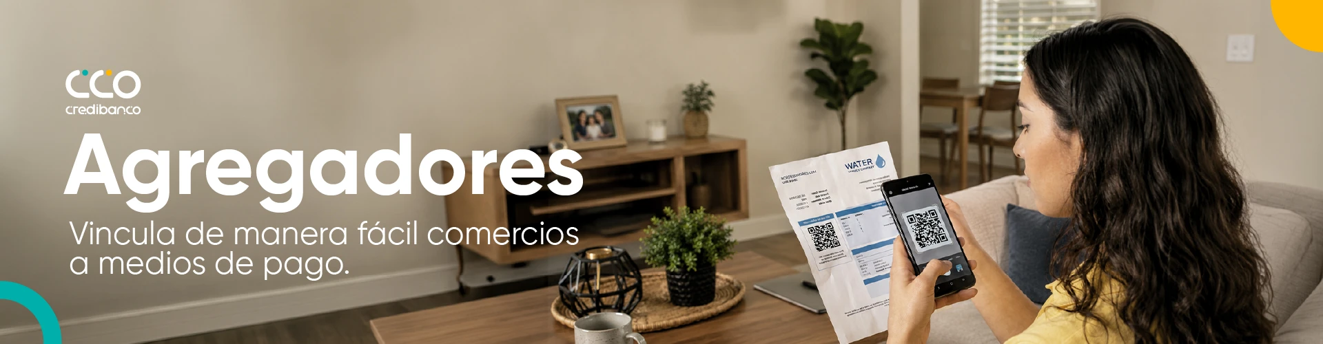 Cliente realizando un pago digital en comercio aliado con CCO Credibanco.