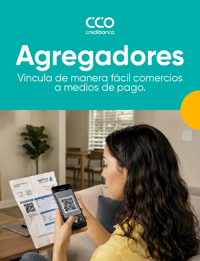 Banner promocional de Credibanco sobre agregadores de pago. En la parte superior aparece el texto “Agregadores: Vincula de manera fácil comercios a medios de pago” sobre un fondo turquesa. En la parte inferior, una mujer sentada en una sala escanea con su celular un código QR impreso en una factura de servicios.