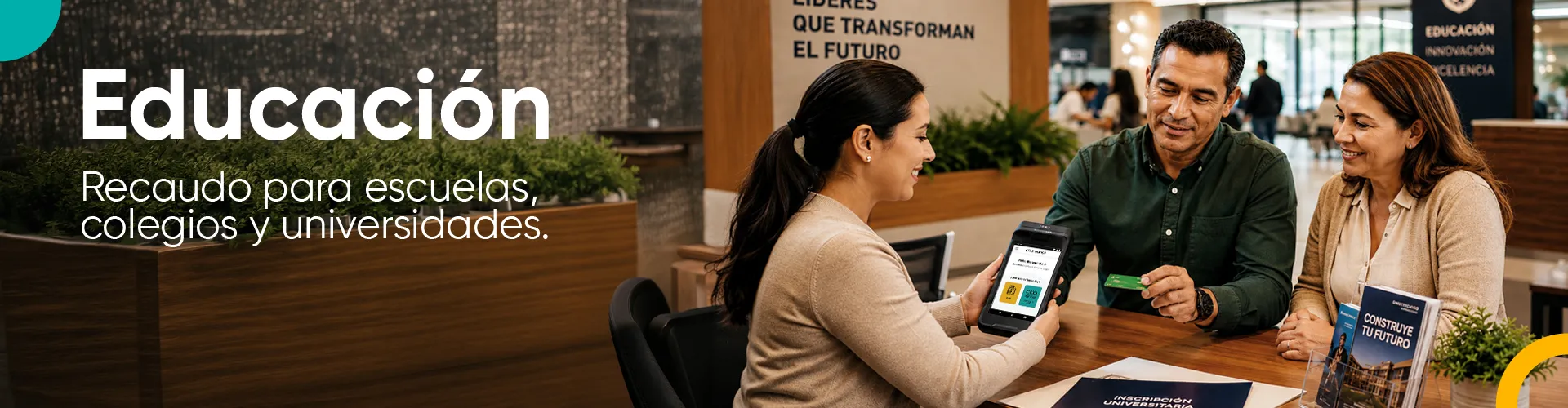 Cliente realizando un pago digital en comercio aliado con CCO Credibanco.