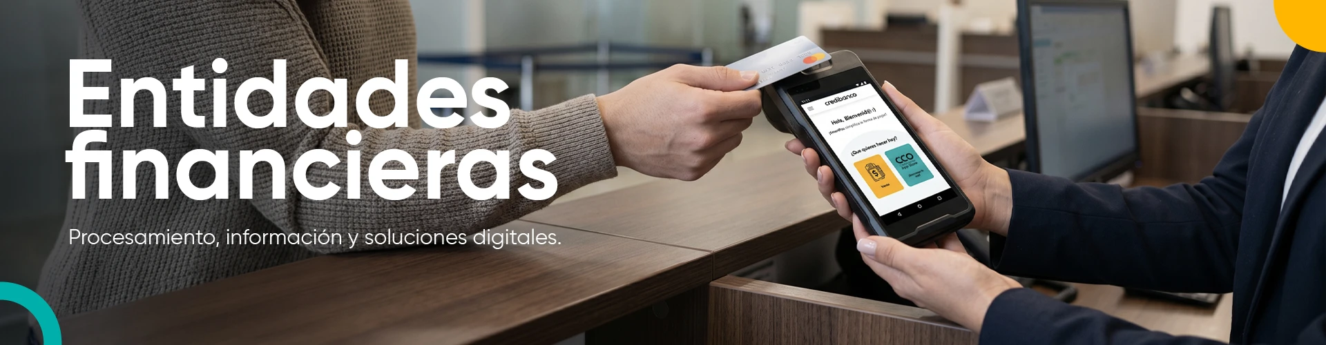 Cliente realizando un pago digital en comercio aliado con CCO Credibanco.