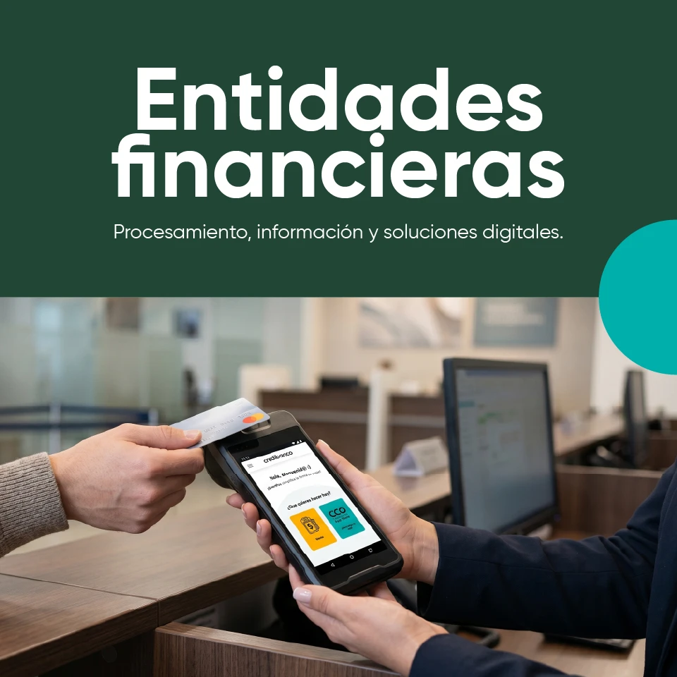 Banner de servicios para entidades financieras con el texto ‘Entidades financieras: Procesamiento, información y soluciones digitales’. En la imagen, una persona realiza un pago acercando una tarjeta a una terminal electrónica sostenida por otra persona en un entorno de oficina o banco.