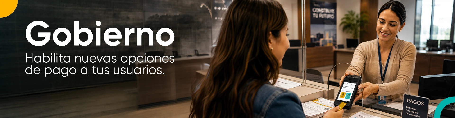 Cliente realizando un pago digital en comercio aliado con CCO Credibanco.