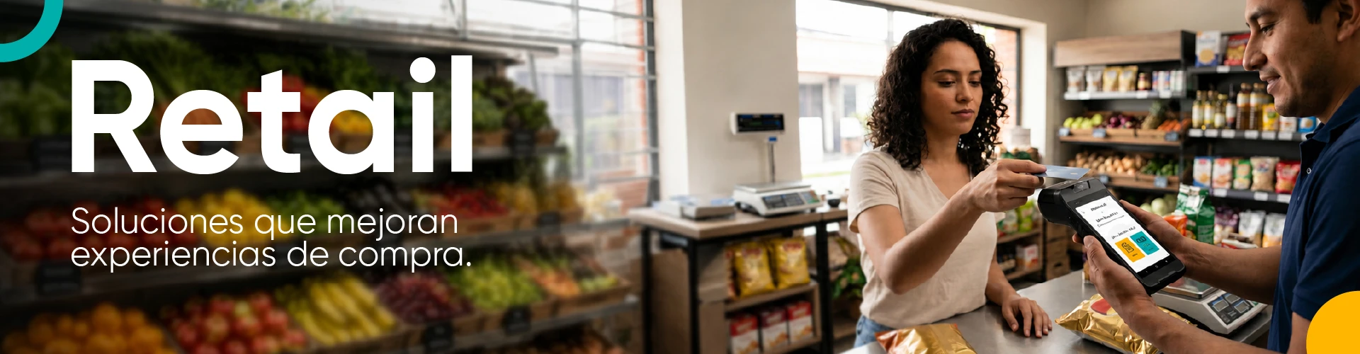 Cliente realizando un pago digital en comercio aliado con CCO Credibanco.