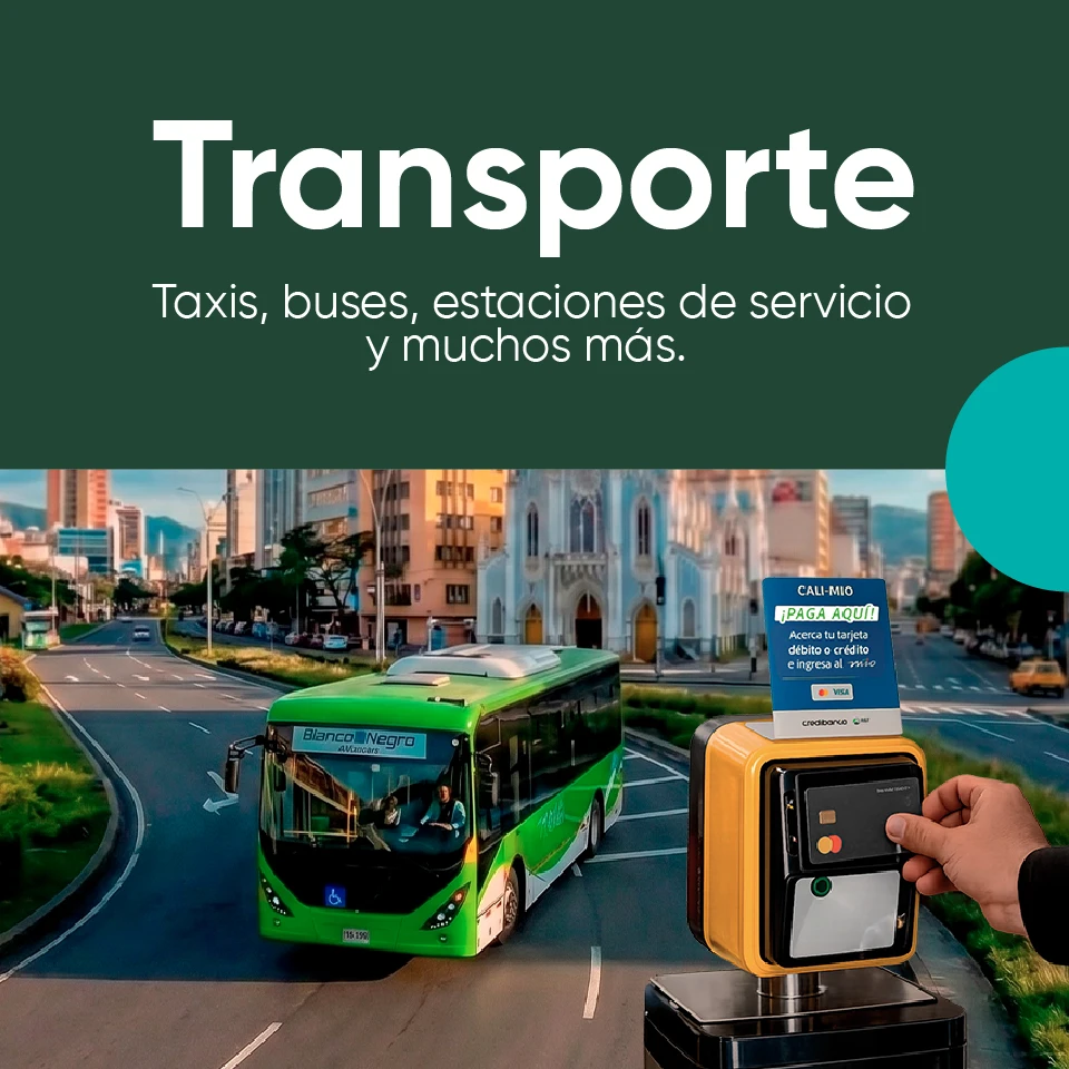 Banner promocional de transporte con fondo verde oscuro y el título “Transporte”. Debajo aparece el texto “Taxis, buses, estaciones de servicio y muchos más”. En la parte inferior se muestra un bus verde circulando por una ciudad y, al frente, una persona usando una tarjeta en un dispositivo de pago amarillo para transporte público.