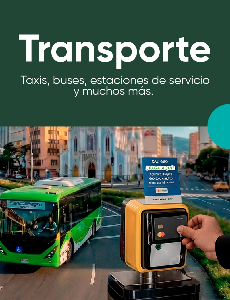 Banner promocional de transporte con fondo verde oscuro y el título “Transporte”. Debajo aparece el texto “Taxis, buses, estaciones de servicio y muchos más”. En la parte inferior se muestra un bus verde circulando por una ciudad y, al frente, una persona usando una tarjeta en un dispositivo de pago amarillo para transporte público.