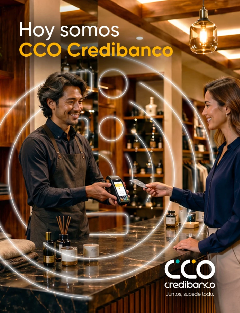 Cliente realizando un pago digital en comercio aliado con CCO Credibanco.