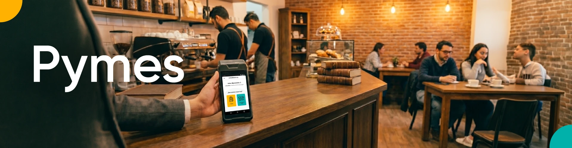 Cliente realizando un pago digital en comercio aliado con CCO Credibanco.
