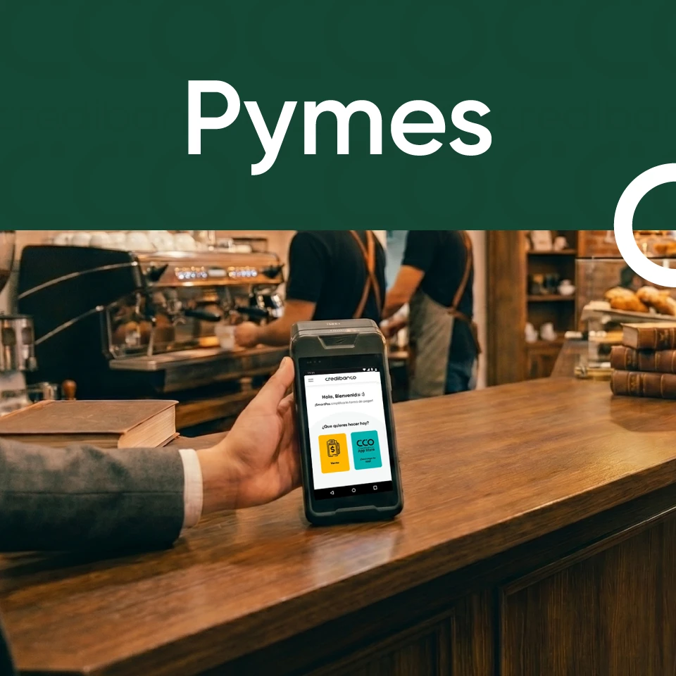Banner de Pymes con una persona realizando un pago mediante una tablet en la barra de una cafetería, mientras dos trabajadores atienden el negocio al fondo.